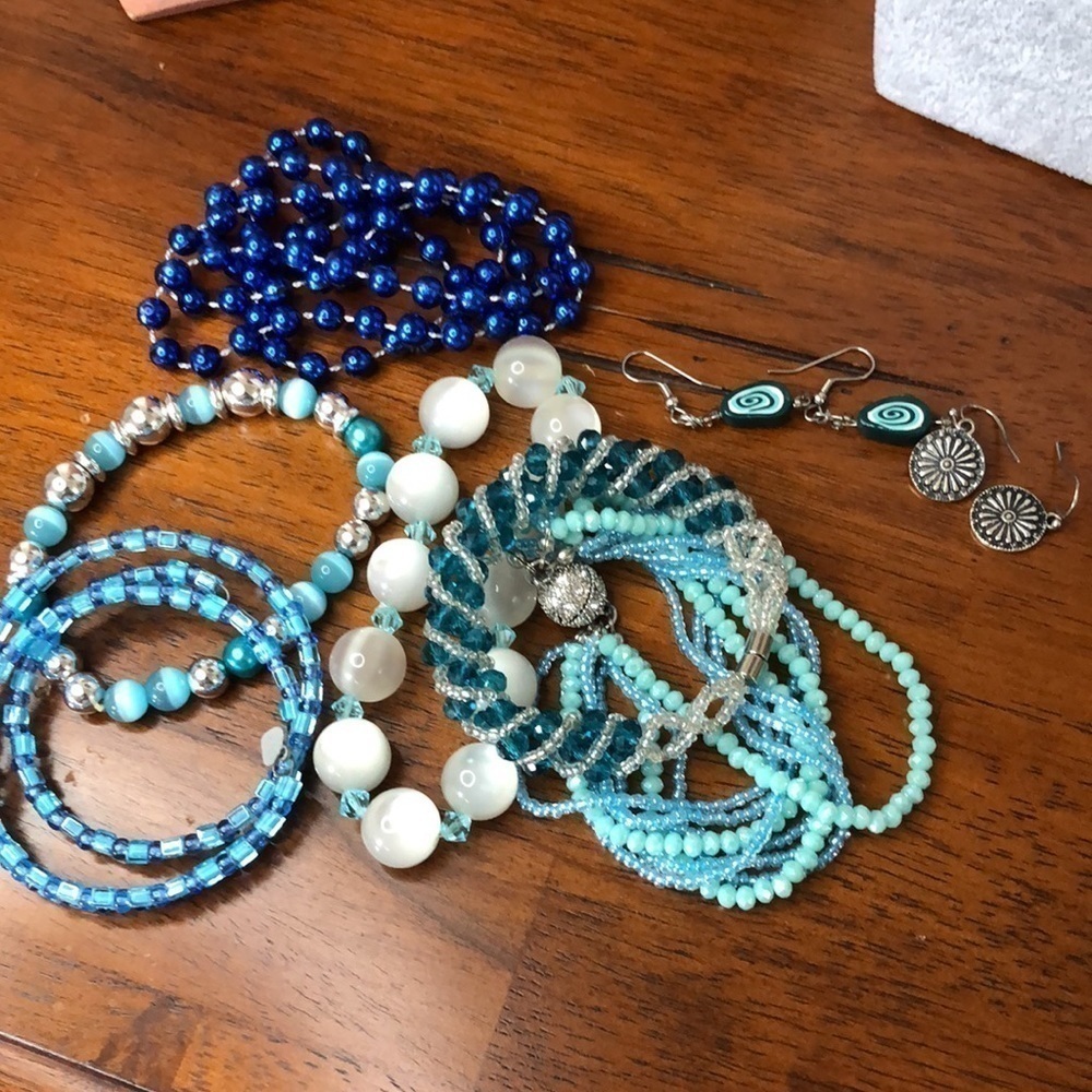 3/$25 Fun Bundle of Blue Jewelry 5 Bracelets 2 Pairs of Earrings 1 Necklace
